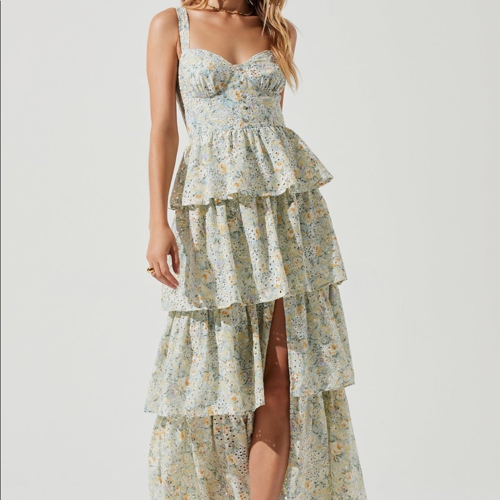 ASTR the Label MIDSUMMER FLORAL TIERED MAXI DRESS New without Tags Large